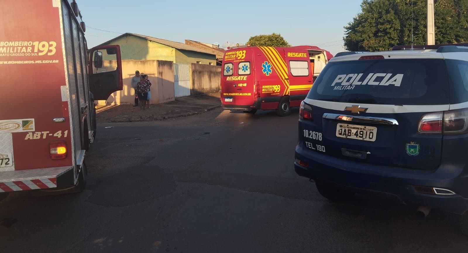 Homem é socorrido pelo Corpo de Bombeiros Militar após acidente envolvendo motos em Nova Andradina