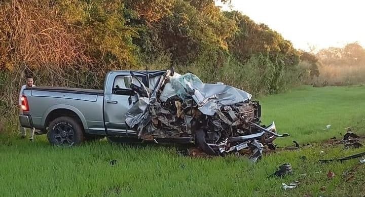 Motorista de Dodge Ram perde o controle da direção e colide frontalmente com carreta na MS-480, em Anaurilândia