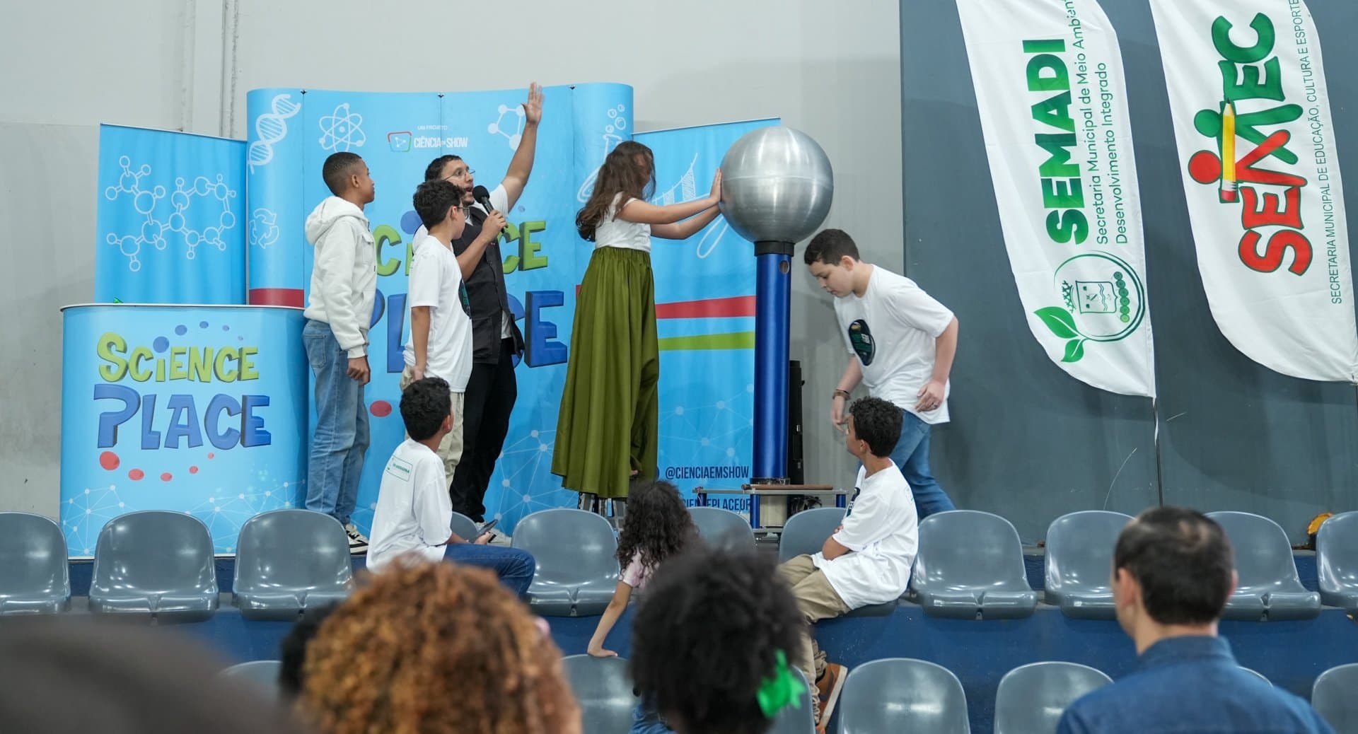Science Place transforma abertura da 10ª Feira de Geociências em espetáculo de ciência em Nova Andradina