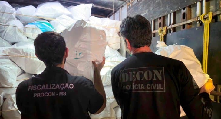 Procon/MS e Decon apreendem mais de 4,3 mil tênis falsificados em Campo Grande