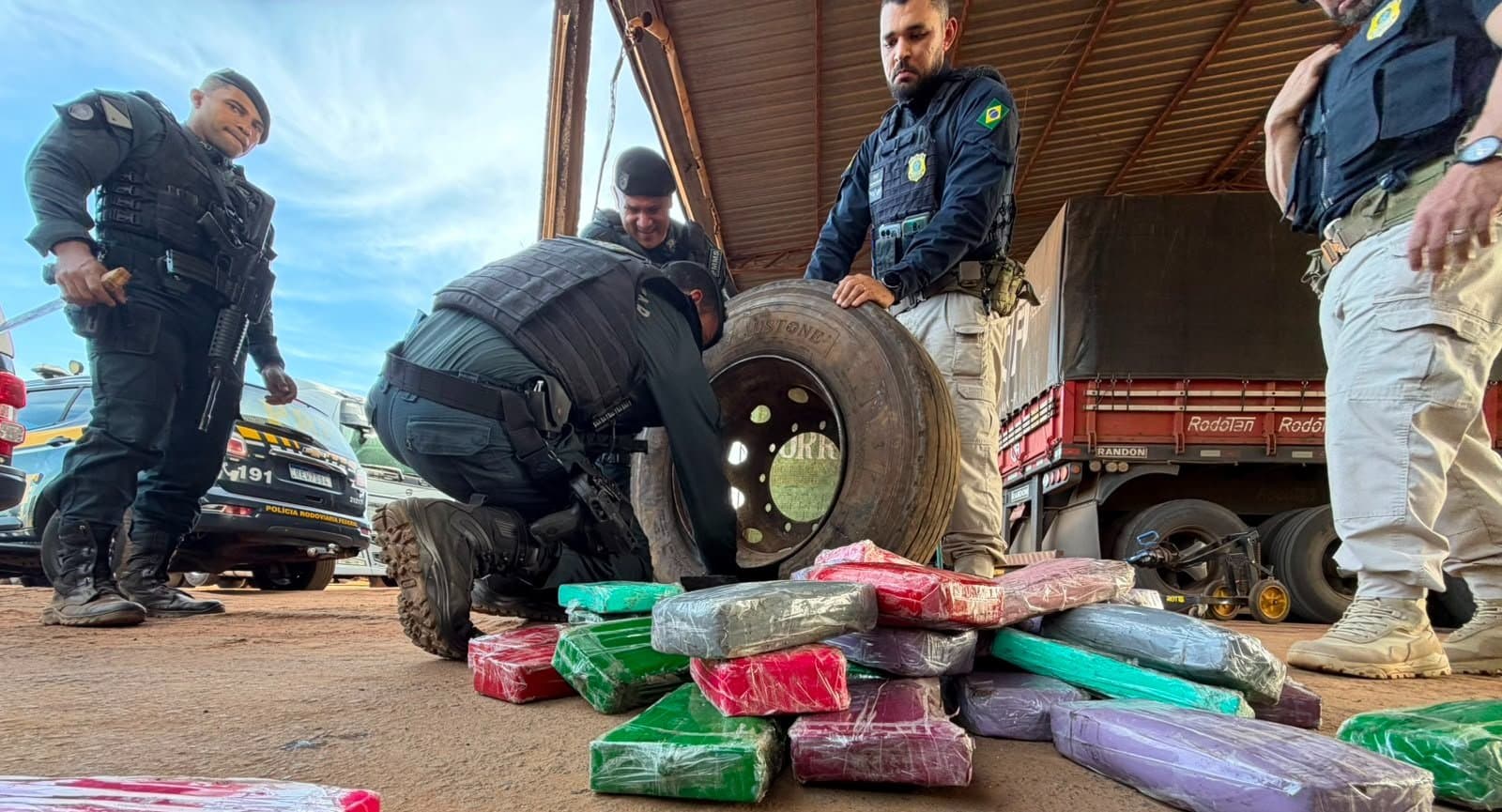 Carreta carregada com soja é apreendida com drogas escondidas nos estepes em Batayporã