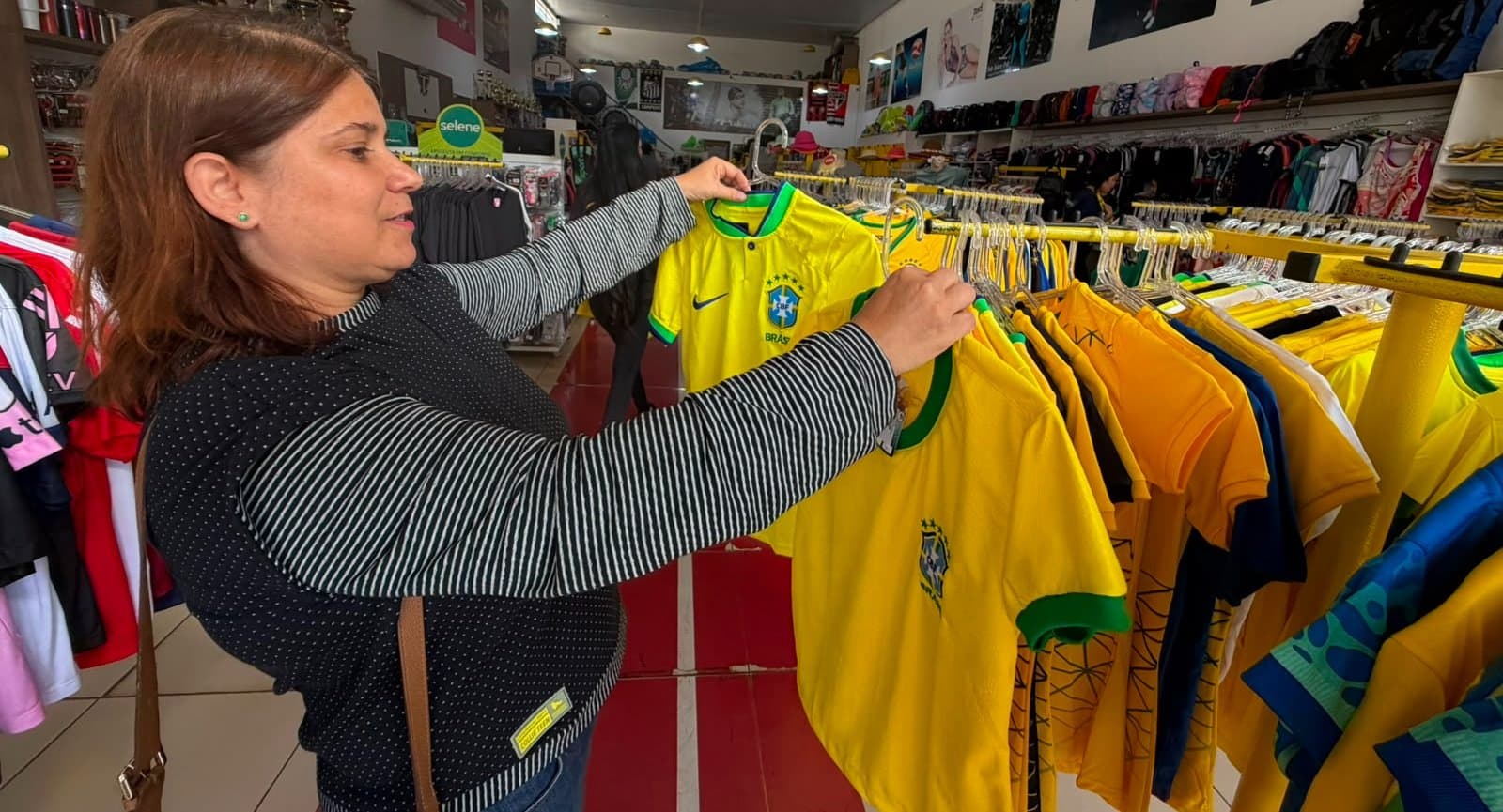Torcedores de Nova Andradina correm às lojas em busca da camisa da Seleção Brasileira às vésperas da Copa