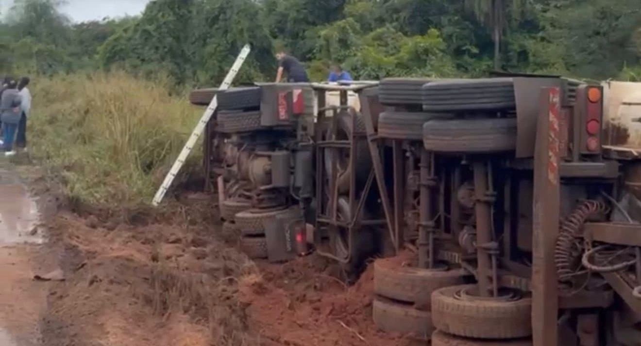Carreta carregada com soja tomba na MS-480 após motorista tentar desviar de buracos