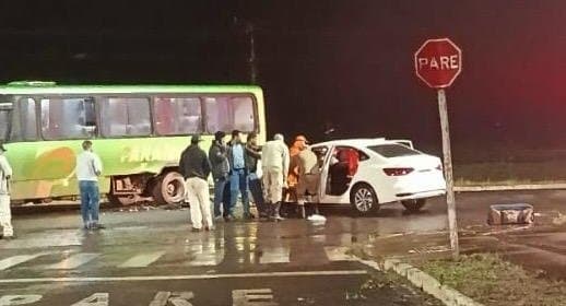 Motorista fica ferido após carro bater em ônibus no bairro Universitário, em Nova Andradina