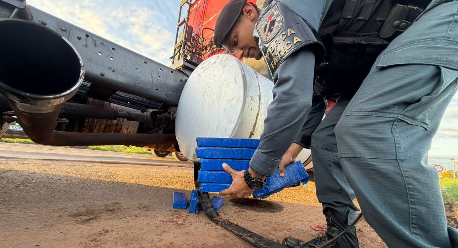 Polícia apreende mais de 300 quilos de maconha em caminhão Scania na MS-276, em Batayporã