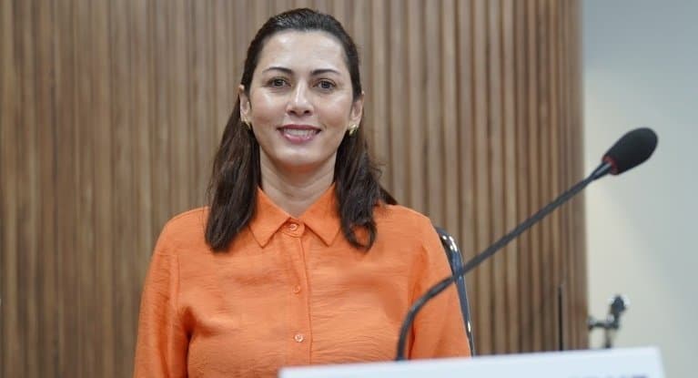 Batayporã - Vereadora Andrea Cruz solicita manutenção em quadra esportiva em redutores de velocidade em via pública