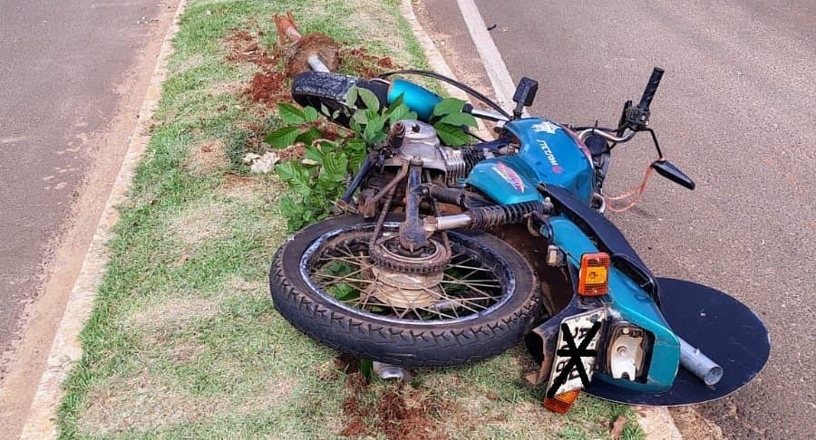 Condutor sem CNH colide contra canteiro e placa de trânsito em Ivinhema
