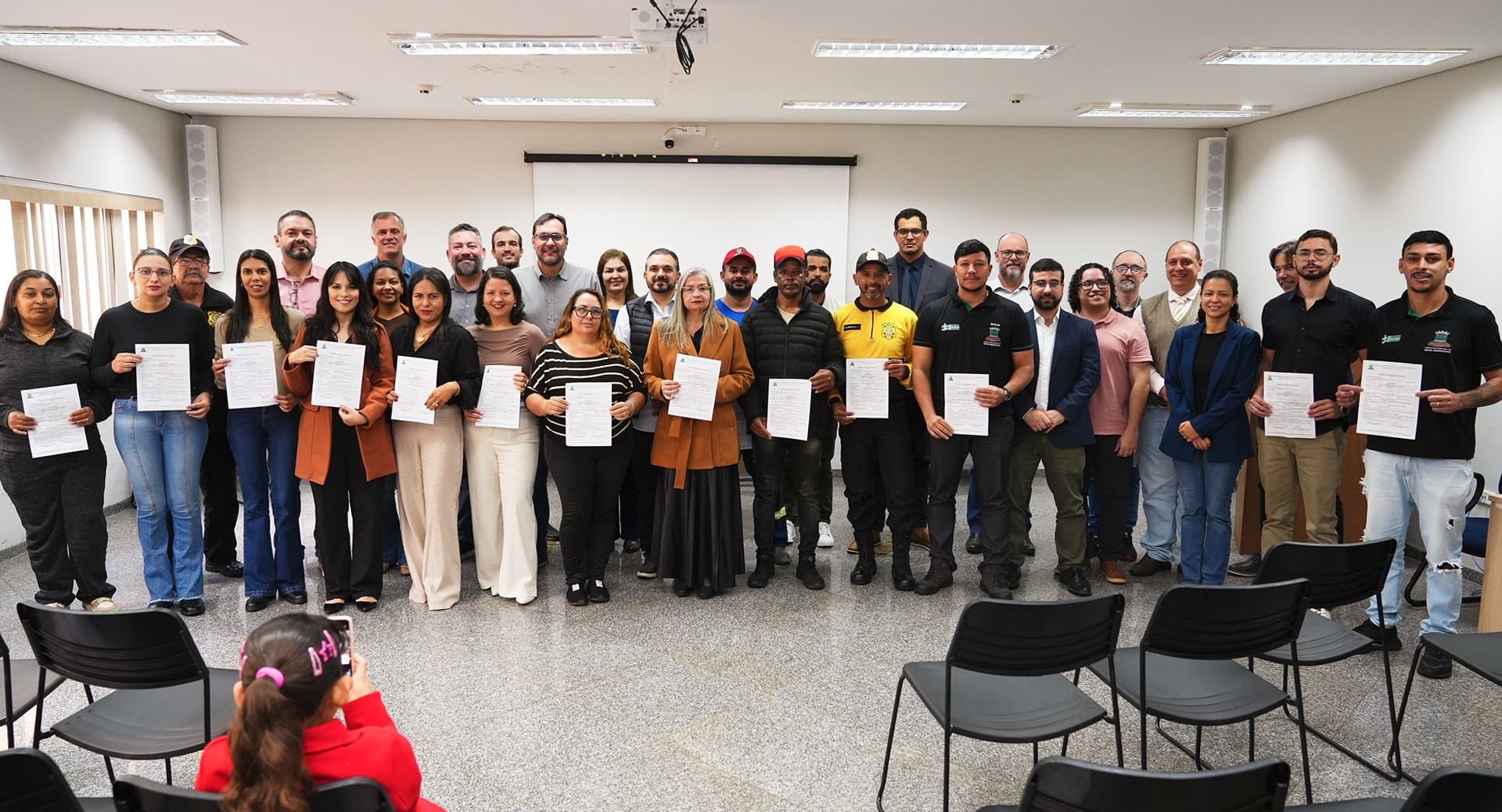 Prefeitura de Nova Andradina dá posse a 17 novos servidores e reforça serviços à população
