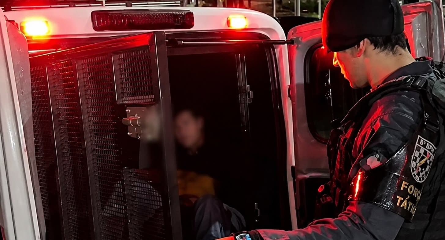Homem é detido após ser flagrado pichando monumento e fazer referência a facção criminosa em Nova Andradina