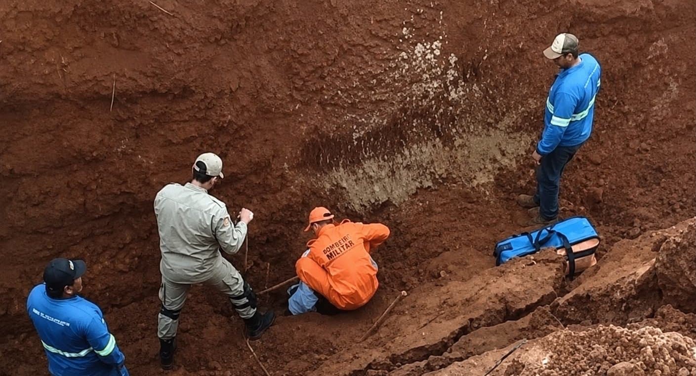 Homem sobrevive após barranco desabar durante obra de drenagem em Batayporã