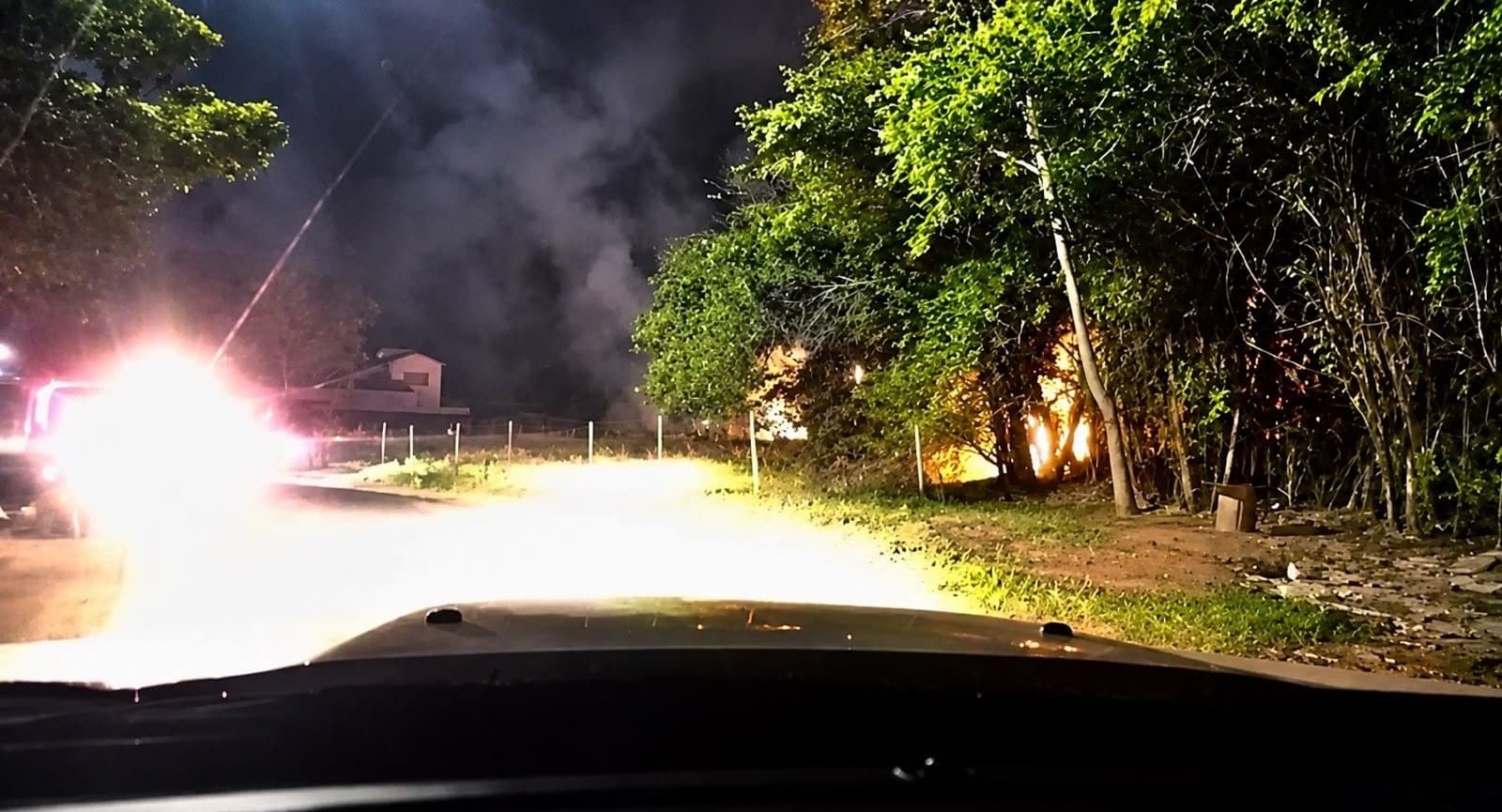 Corpo de Bombeiros Militar combate incêndio em vegetação no Portal do Parque