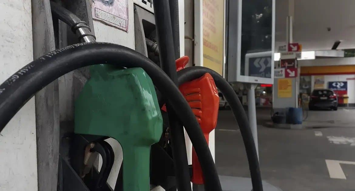 Gasolina com 32% de etanol deve ser R$ 0,03 mais barata, diz ministro
