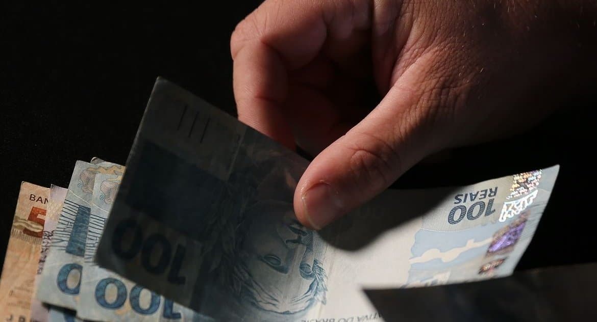 Trabalhadores nascidos em setembro e outubro recebem abono salarial