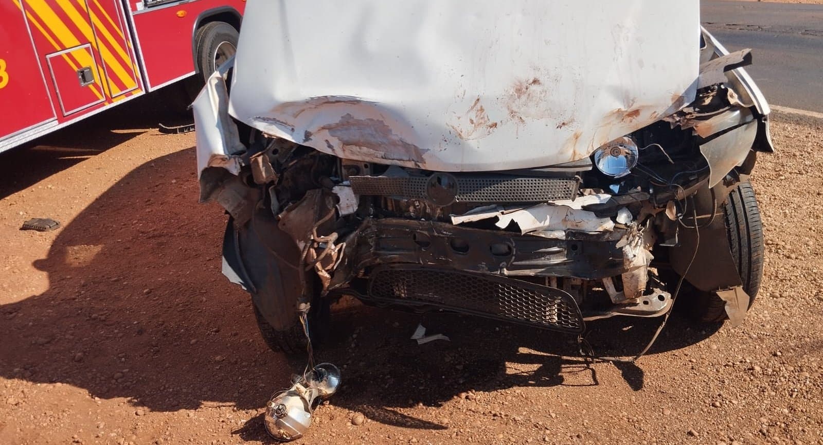 Mulher é socorrida por bombeiros após carro colidir com caminhão-pipa na BR-376, em Ivinhema