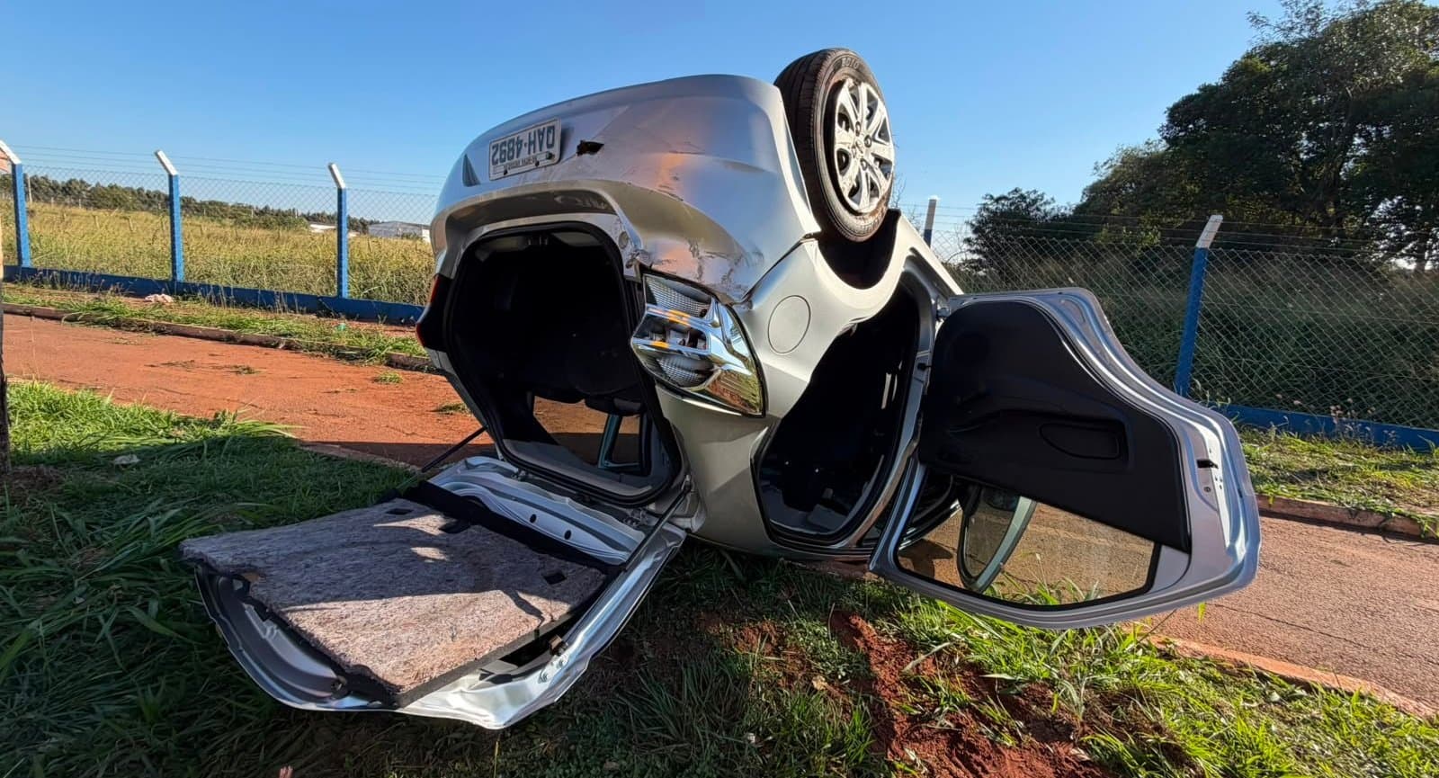 Motorista perde controle da direção e capota Ford Ka na MS-134, próximo a Batayporã