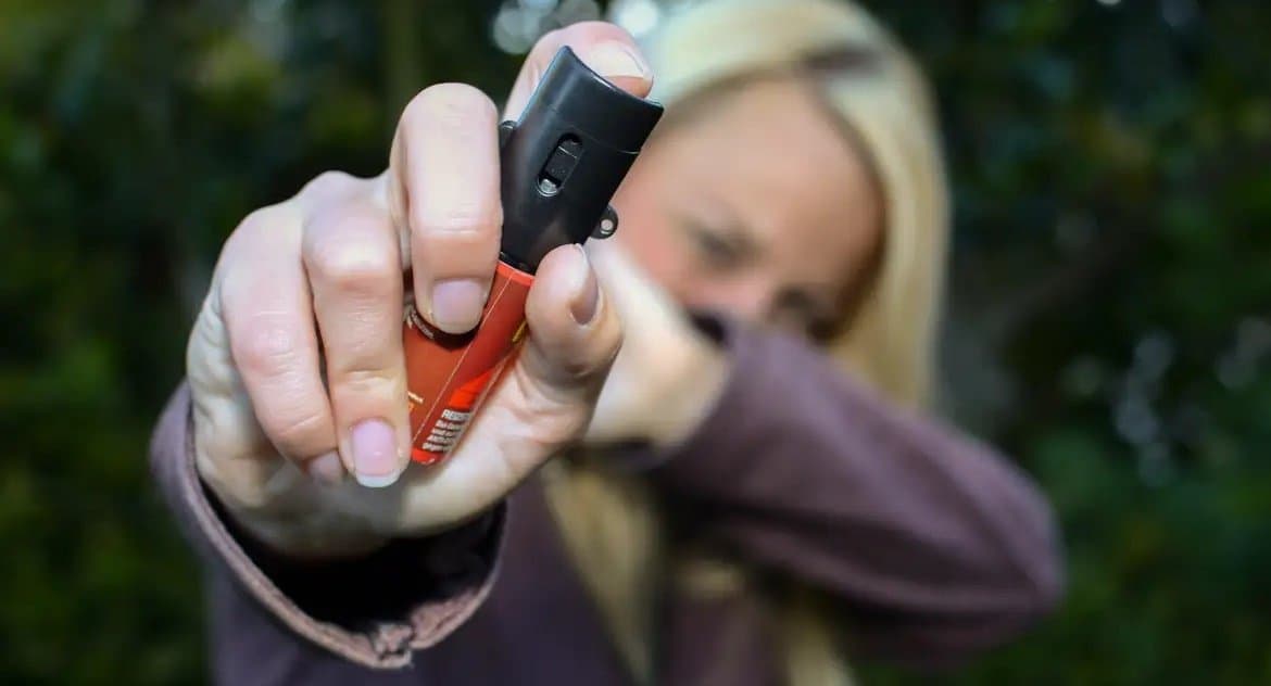 Mulheres podem comprar e usar spray de pimenta para defesa pessoal