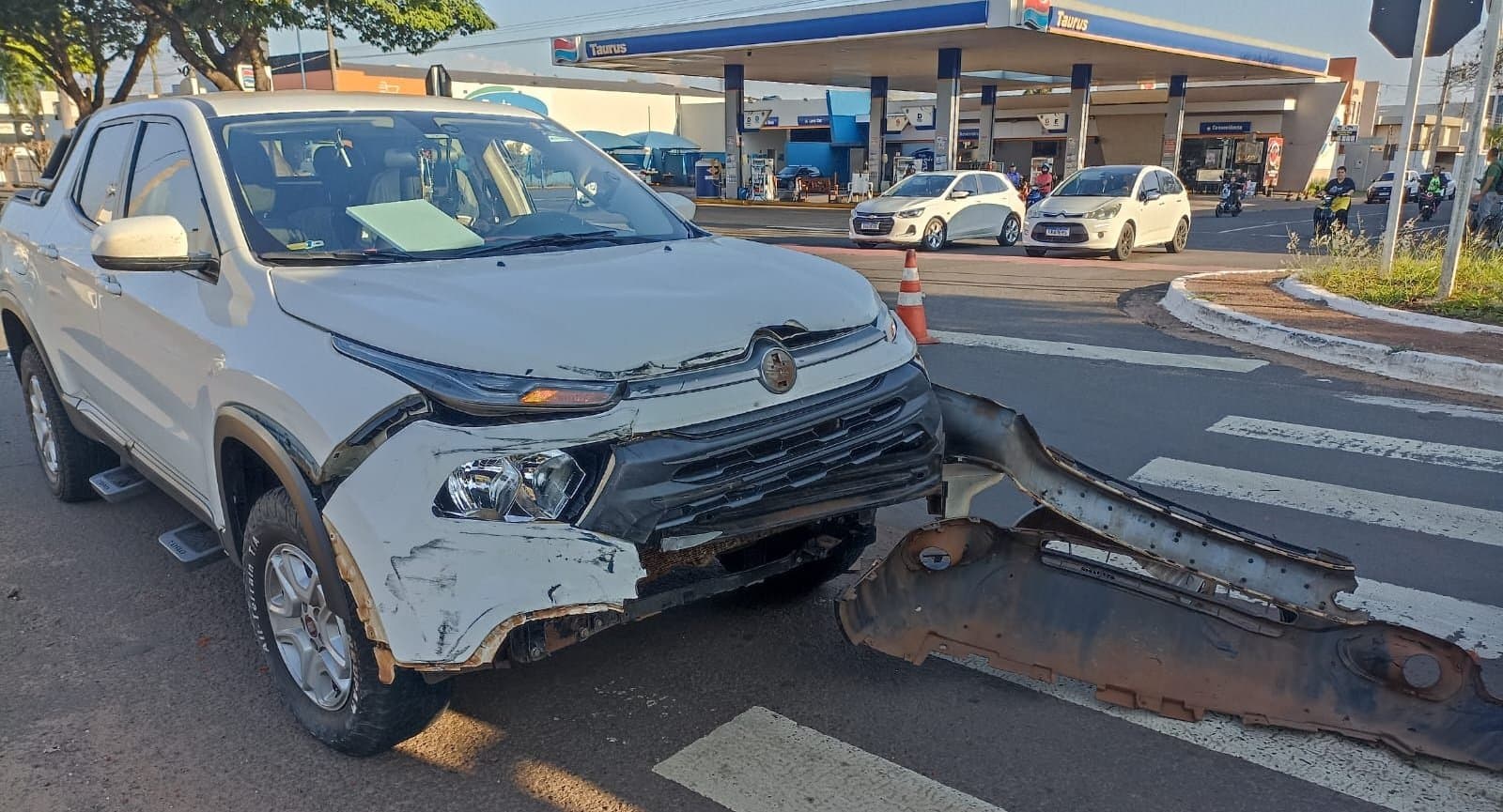Acidente entre Fiat Uno e Fiat Toro mobiliza equipe do SAMU em Nova Andradina