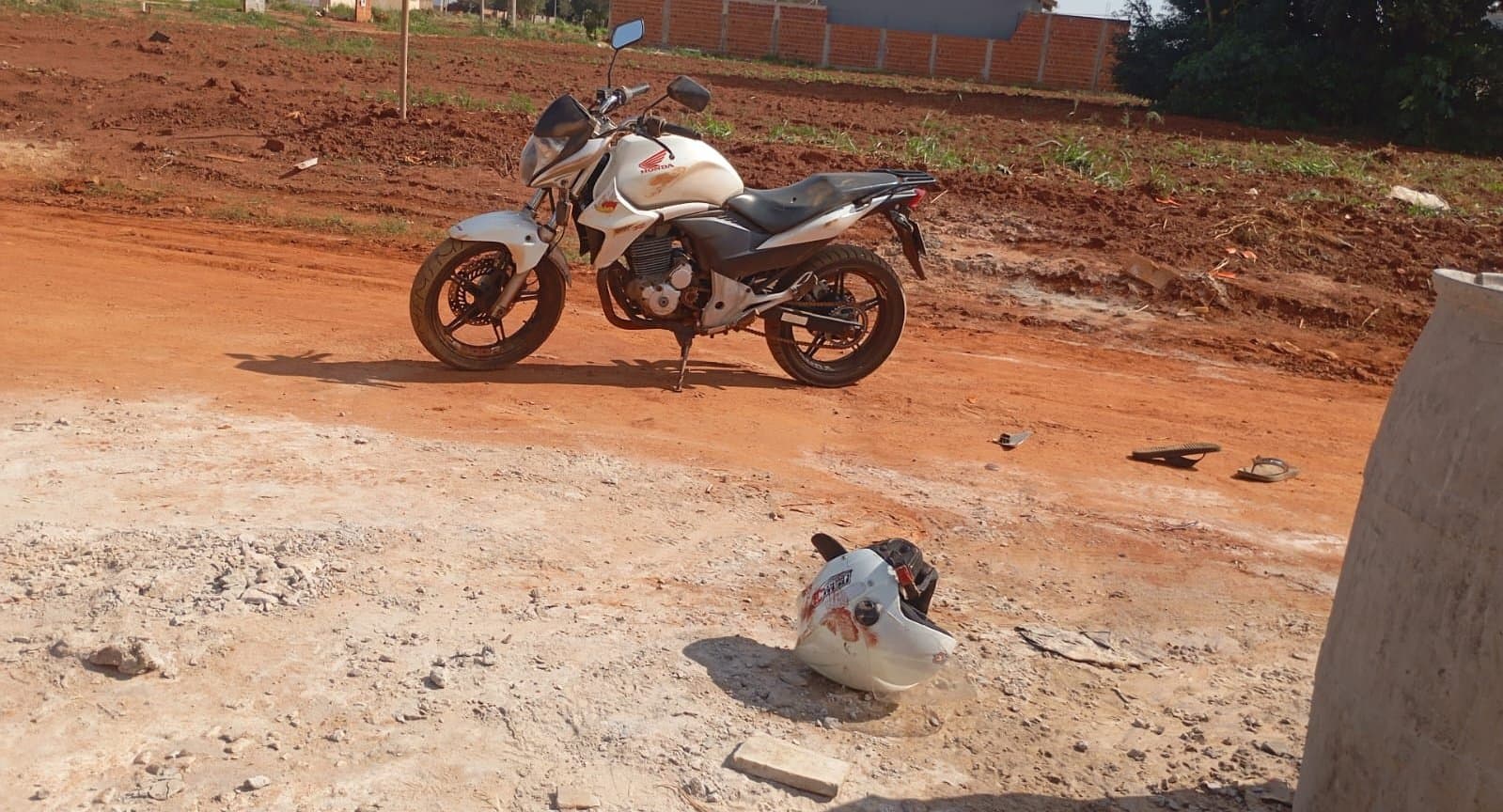 Motociclista fica ferido após cair durante fuga de abordagem policial em Batayporã; moto seria produto de furto