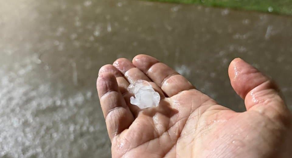 Nova Andradina e Batayporã registraram queda de granizo na noite desta quarta-feira (29)