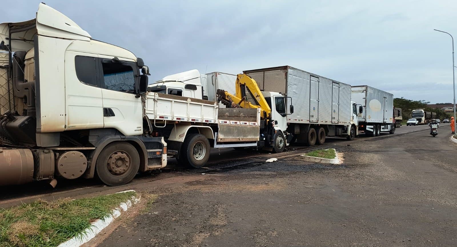 Acidente envolvendo quatro veículos é registrado na BR-376, em Ivinhema
