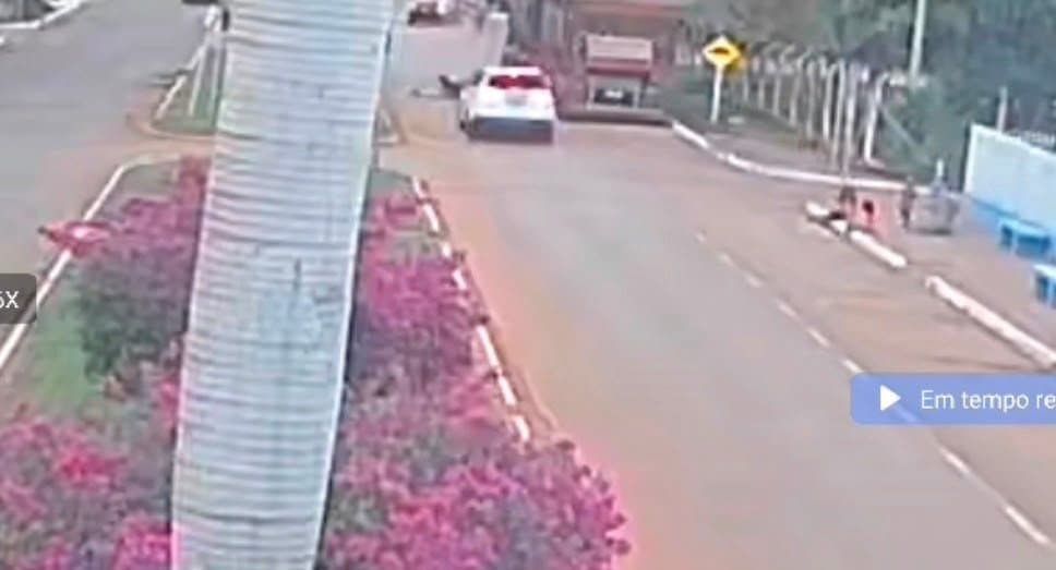 Jovem cai de bicicleta elétrica e escapa por pouco de ser atingida por carro em Batayporã