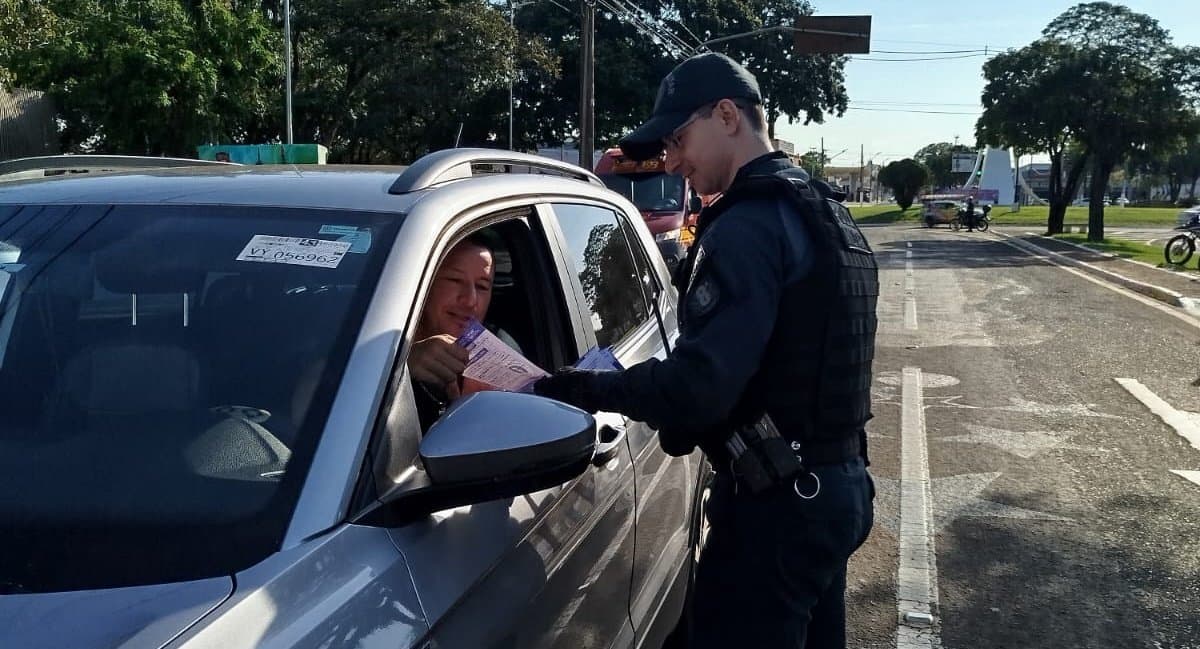 Polícia Militar participa de panfletagem em alusão à campanha Agosto Lilás e aos 20 anos da Lei Maria da Penha