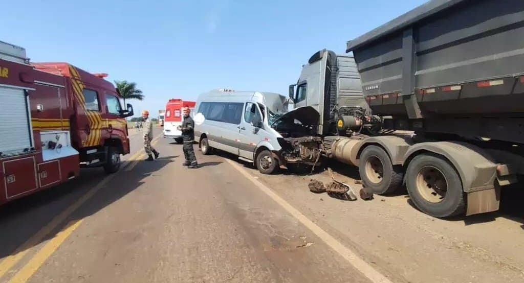 Van com pacientes bate em carreta parada em rodovia e 9 ficam feridos em MS