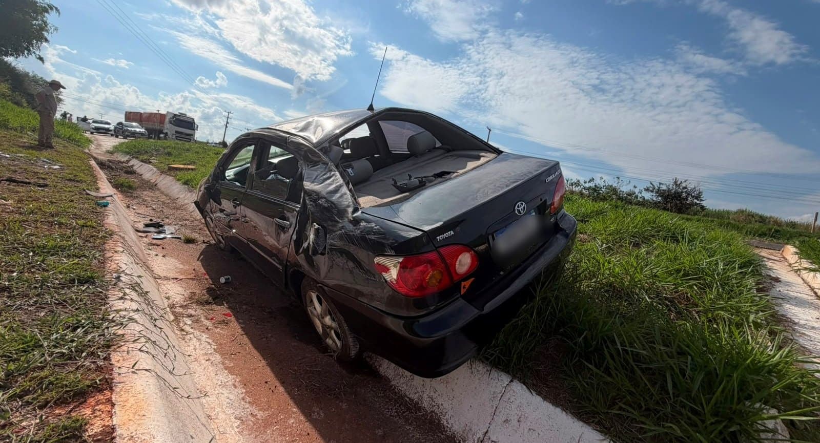 Mulher perde o controle de Corolla e capota na MS-134, em Batayporã
