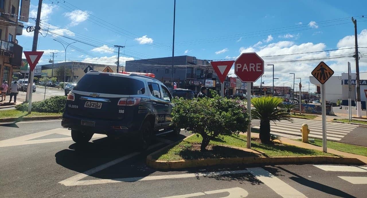 Mulher usa faca para ameaçar policiais militares durante o cumprimento de ordem judicial em Ivinhema