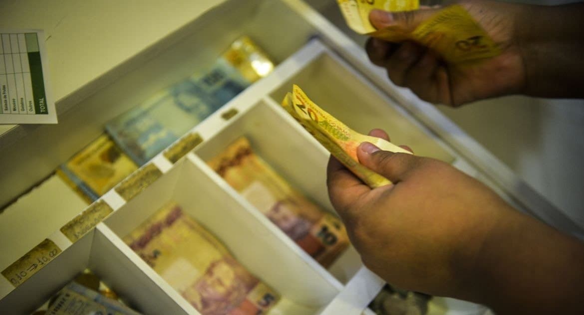 Trabalhadores nascidos em novembro e dezembro recebem abono salarial