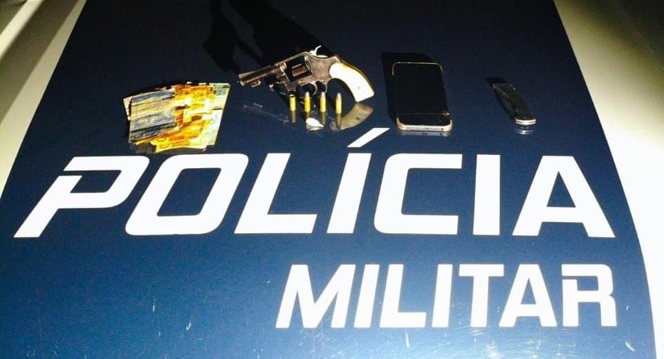 PM aborda dupla e apreende revólver, munições e cocaína em Angélica