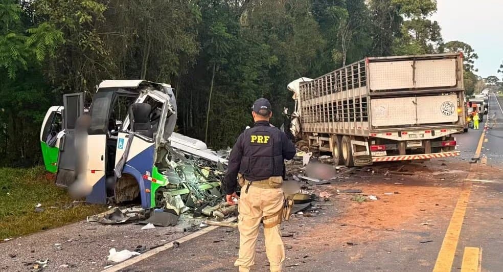 Acidente entre micro-ônibus e carreta deixa 23 mortos e cinco feridos no Paraná