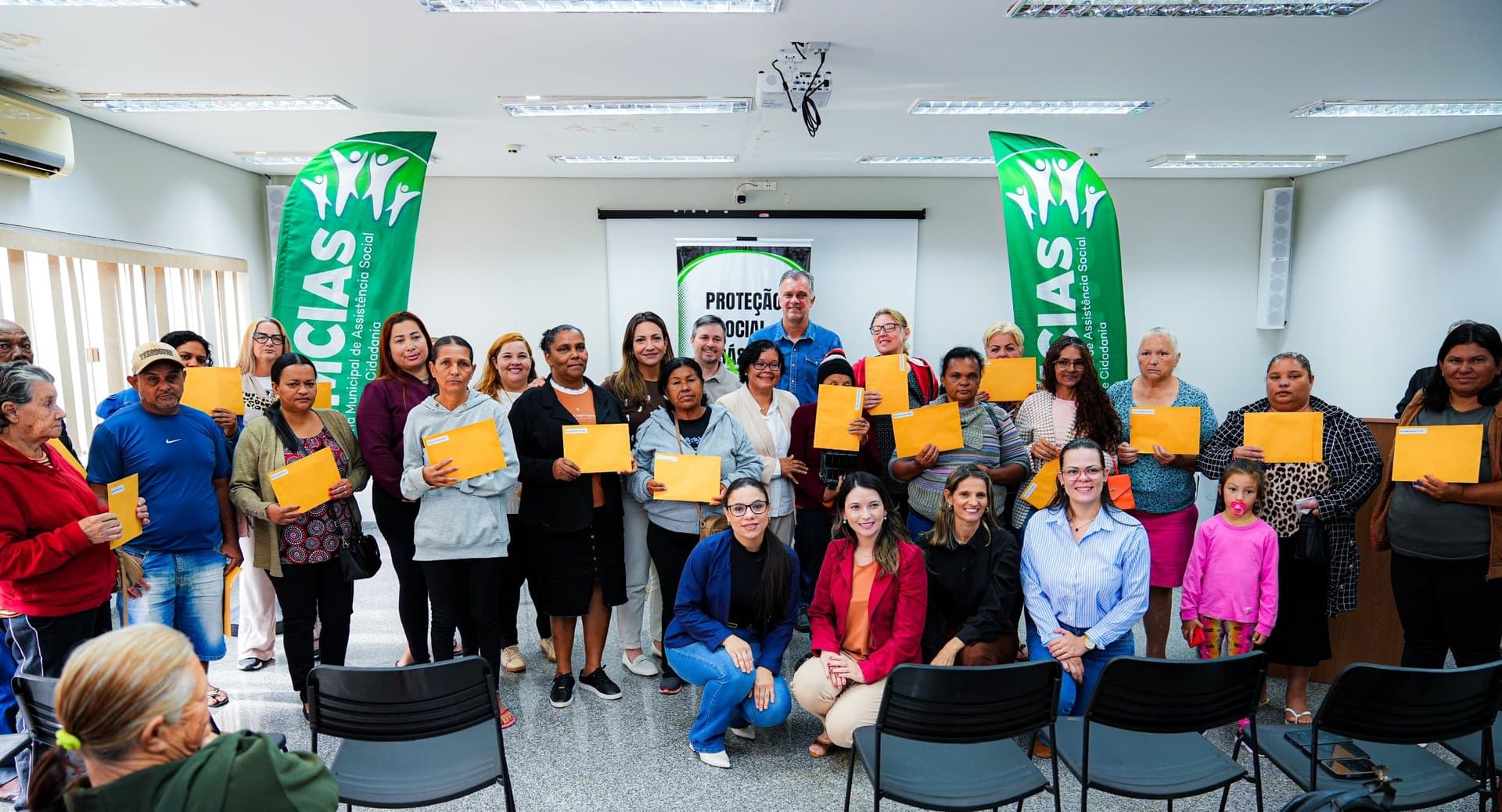 Prefeitura de Nova Andradina beneficia 24 famílias com materiais para reforma de moradias