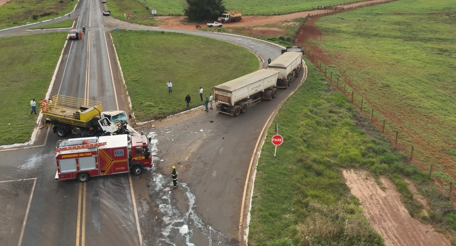 Corpo de Bombeiros atende colisão entre caminhão e carreta na rodovia MS-141, entre Ivinhema e Naviraí