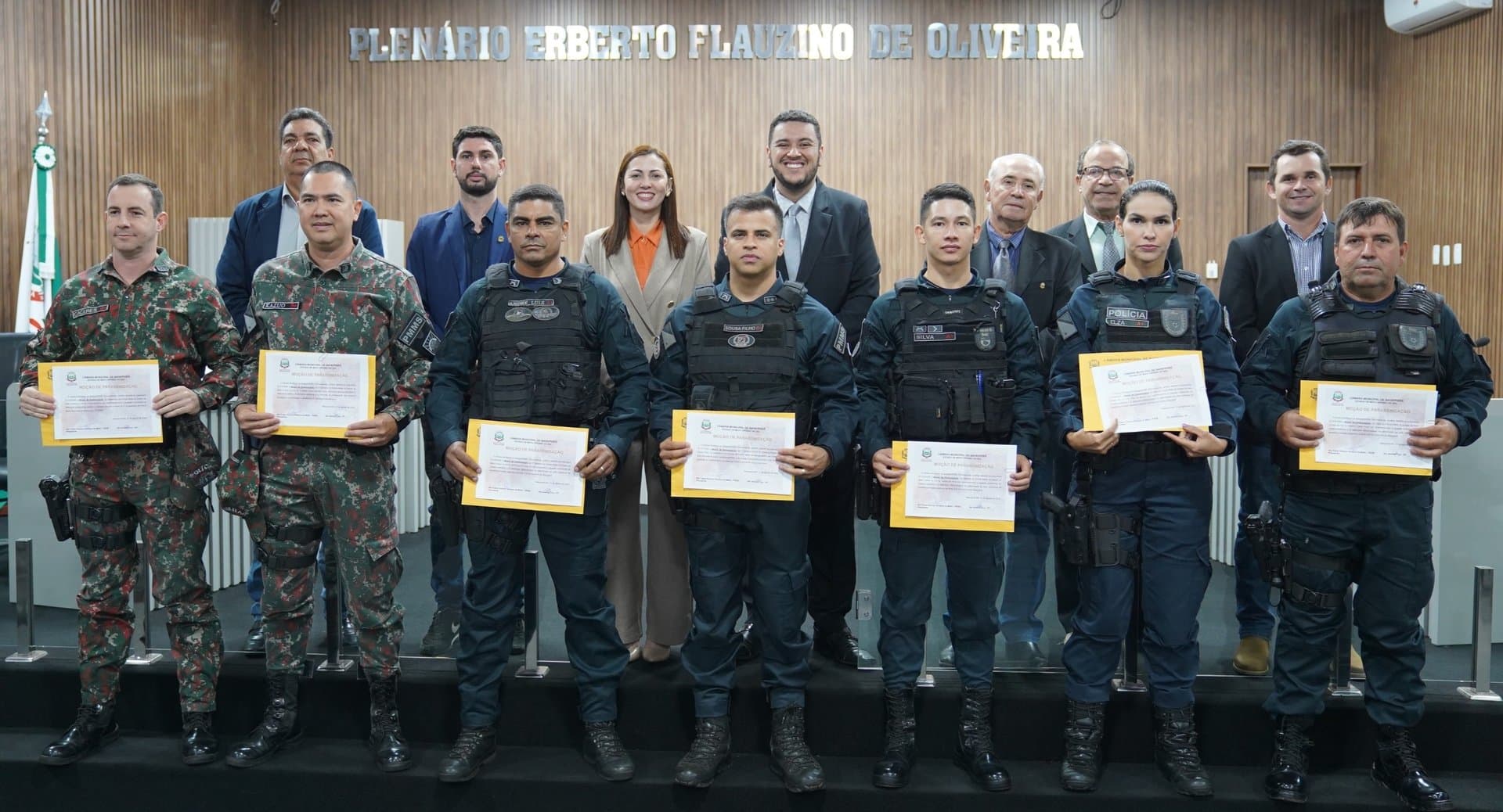 Batayporã - Vereadora Andrea Cruz presta homenagem a integrantes da PM e PMA na Câmara Municipal