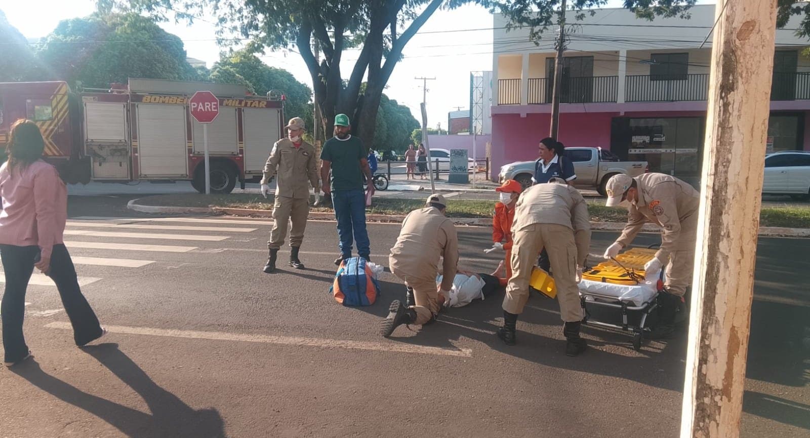 Mulher é atingida por carro na área central de Nova Andradina