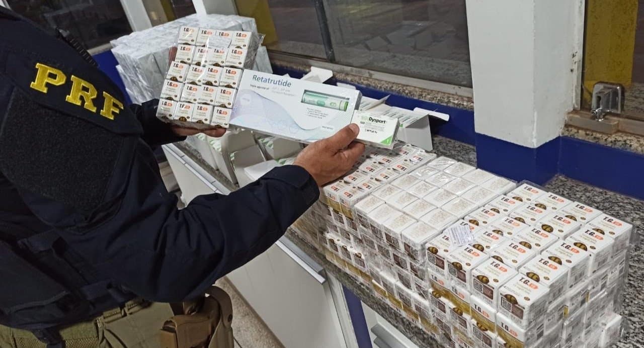 PRF apreende quase 2 mil medicamentos durante abordagem a caminhão em Nova Andradina