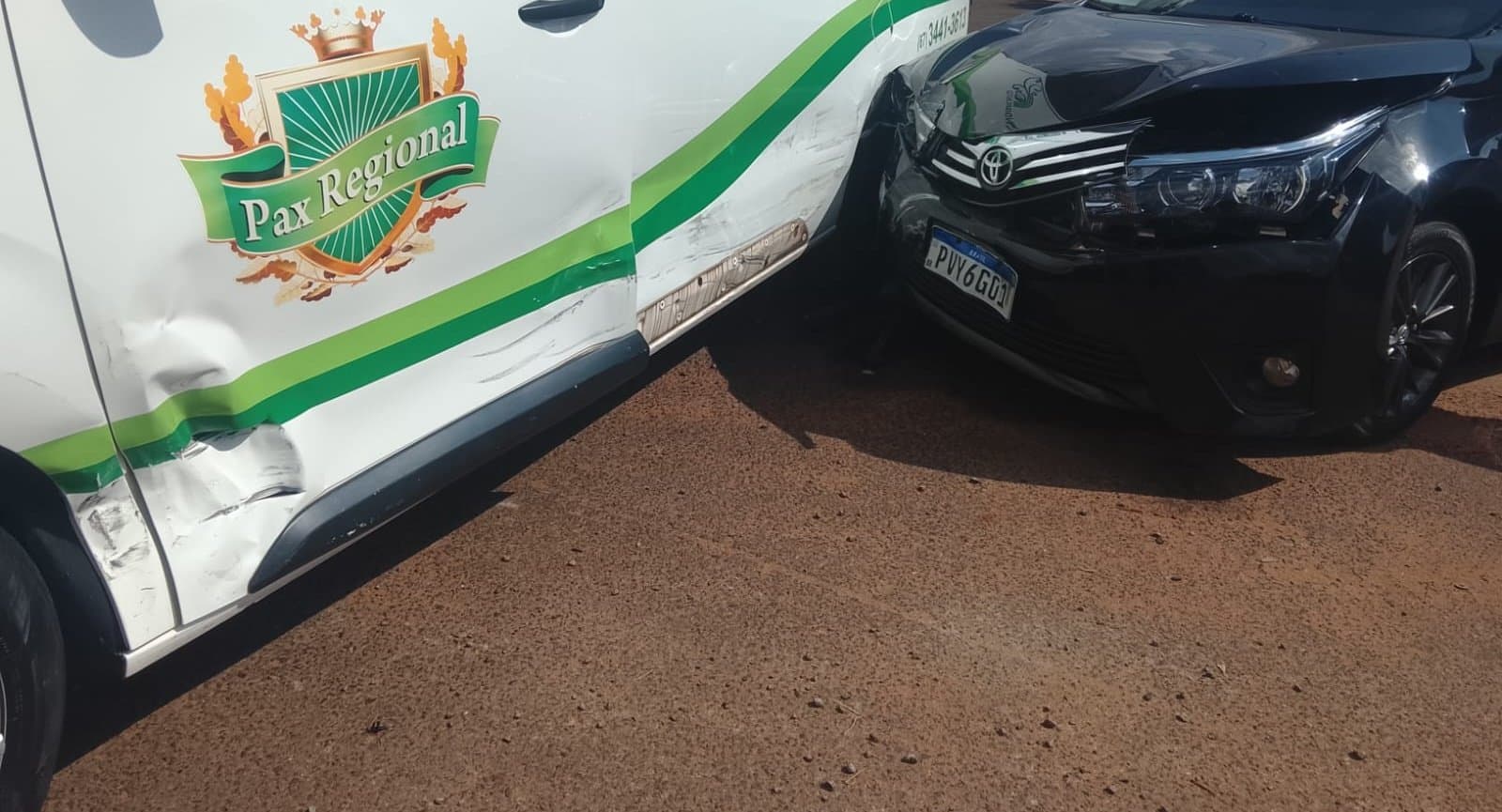Corolla colide com van da Pax em cruzamento de Nova Andradina