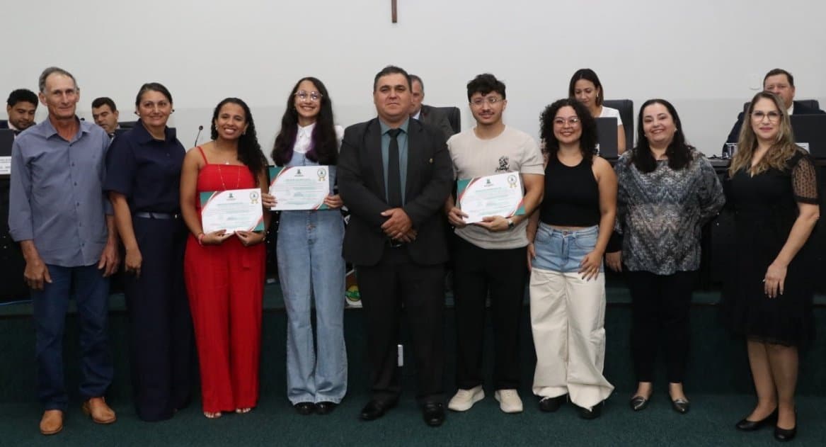 Câmara homenageia responsáveis por projeto audiovisual de conscientização ambiental, destaque em concurso