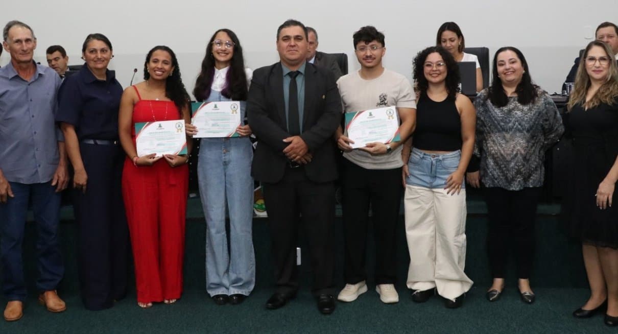 Câmara de Nova Andradina homenageia responsáveis por projeto audiovisual de conscientização ambiental, destaque em concurso