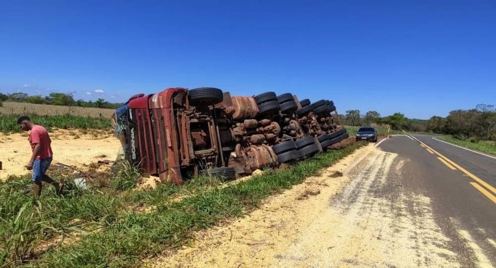 Carreta carregada com milho tomba na MS-395, entre Bataguassu e Brasilândia