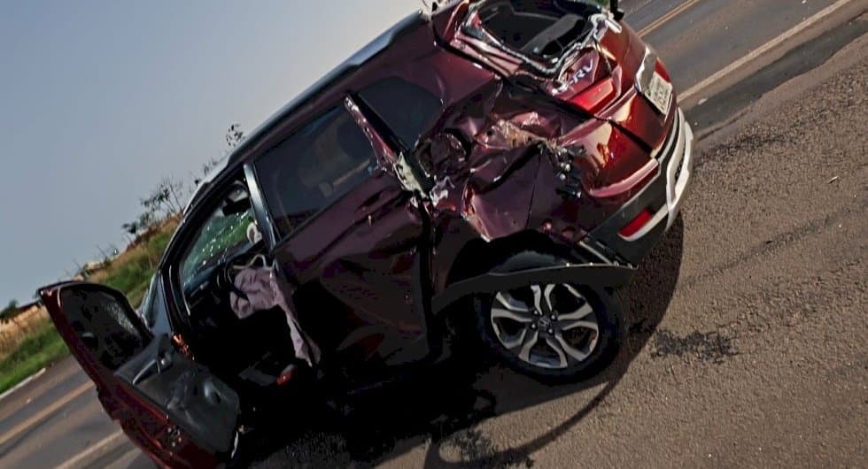 Ivinhema: colisão entre carro e caminhão é registrada na rodovia BR-376