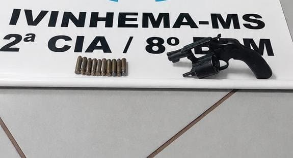 Homem é preso com revólver de numeração suprimida após ameaça em Ivinhema